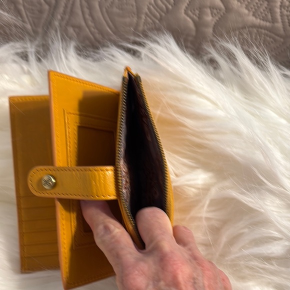 NWOTs Elegant Honey colored HOBO Brand Leather Wallet for Women - Picture 6 of 8